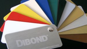 Dibond, trwały i elegancki materiał o strukturze szlachetnego metalu + bezpośredni druk UV na dibondzie białym kolorem + CMYK to znakomite efekty wizualne.